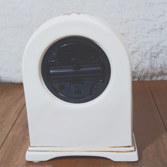 Howard Miller desk clock. - Picture 2 of 7